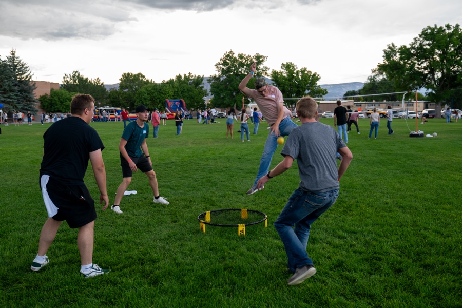 Freshman students play Spikeball